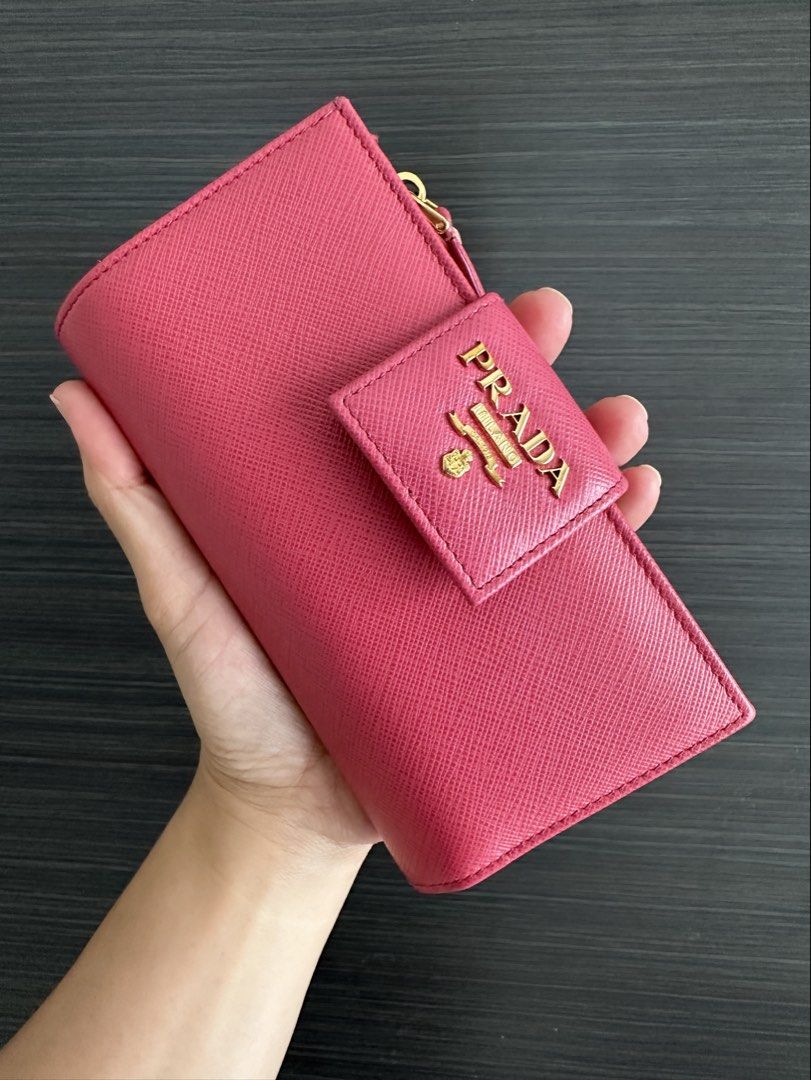 Prada Bi-fold wallet - 1ML005 Pink Leather (Category: Luxury Bags & Wallets) located in Las Pinas. Submitted by daisuki_japan_luxury_by_reiko (Listing ID 1460525410, Image 2). Description: Condition Notes [Exterior] Overall ⇒ Metal deterioration [Interior] Inside of coin purse ⇒ Stains Overall ⇒ Stains / Loss of shape / Discoloration / Fading (Fading) Outside of coin purse ⇒ Fabric deterioration brand PRADA Genre Bi-fold wallet Model number 1ML00