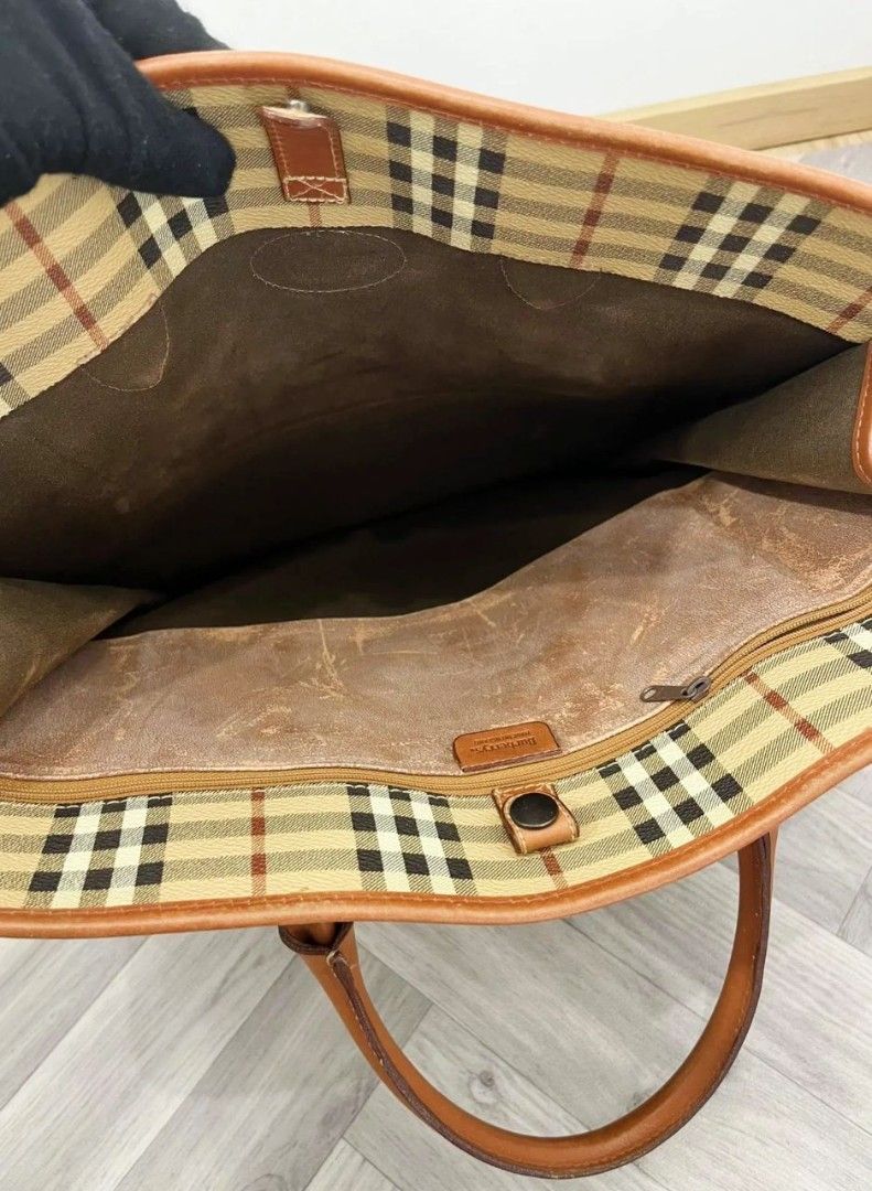 Preloved Burberry Documents bag L (Category: Luxury Bags & Wallets) located in Alicia. Submitted by celynahambotruecelyna39 (Listing ID 1462871669, Image 3). Description: .