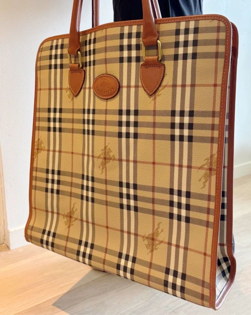 Preloved Burberry Documents bag L (Category: Luxury Bags & Wallets) located in Alicia. Submitted by celynahambotruecelyna39 (Listing ID 1462871669, Image 1). Description: .