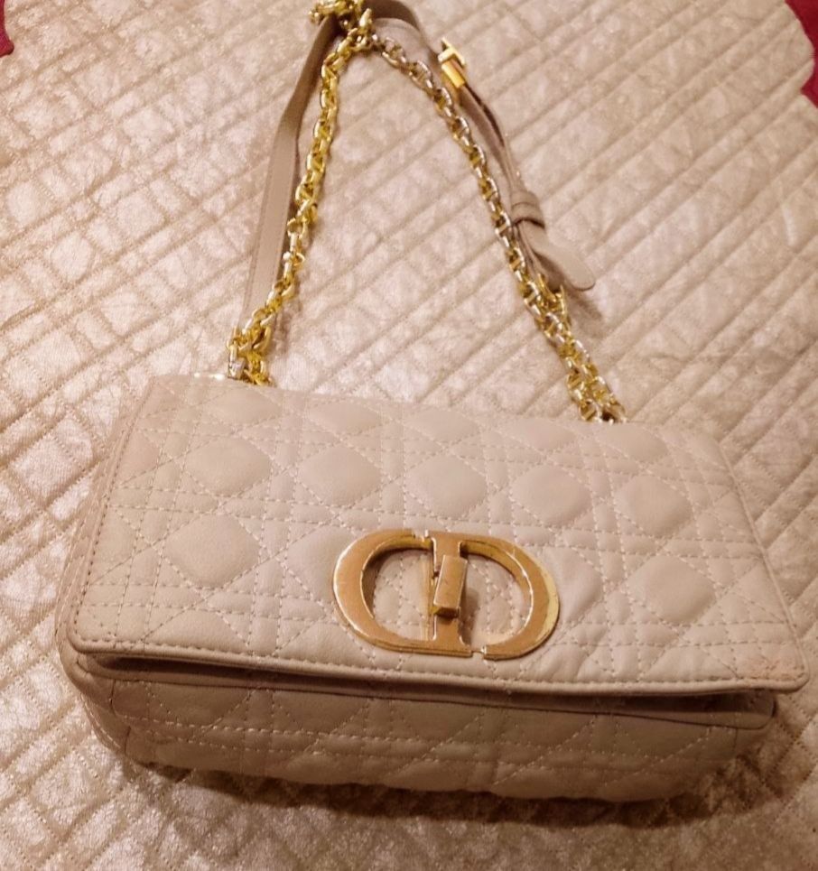 Preloved Christian Dior Shoulder bag (Category: Shoulder Bags) located in Alicia. Submitted by celynahambotruecelyna39 (Listing ID 1462871533, Image 3). Description: .