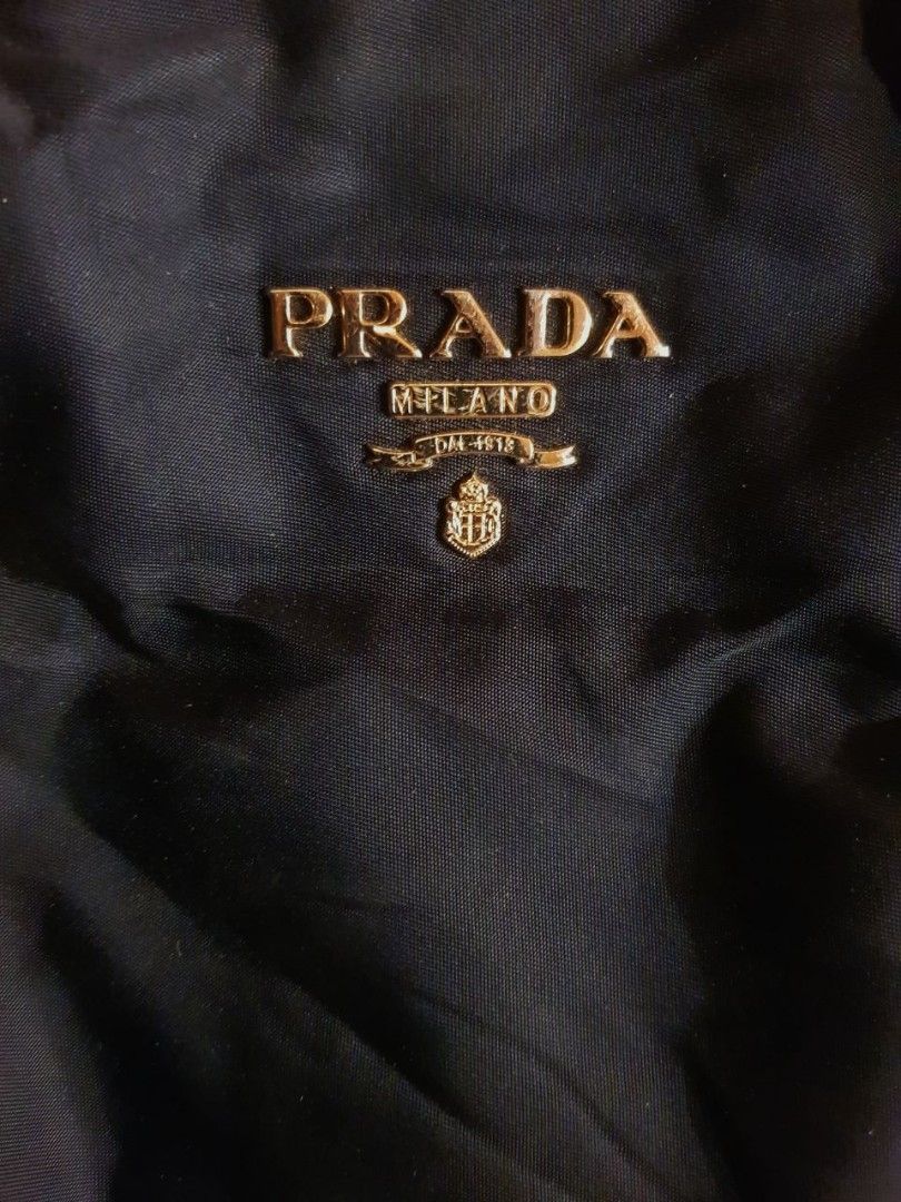 Preloved Prada Black Nylon &Leather Vitello tote M (Category: Luxury Bags & Wallets) located in Alicia. Submitted by celynahambotruecelyna39 (Listing ID 1462870532, Image 3). Description: .