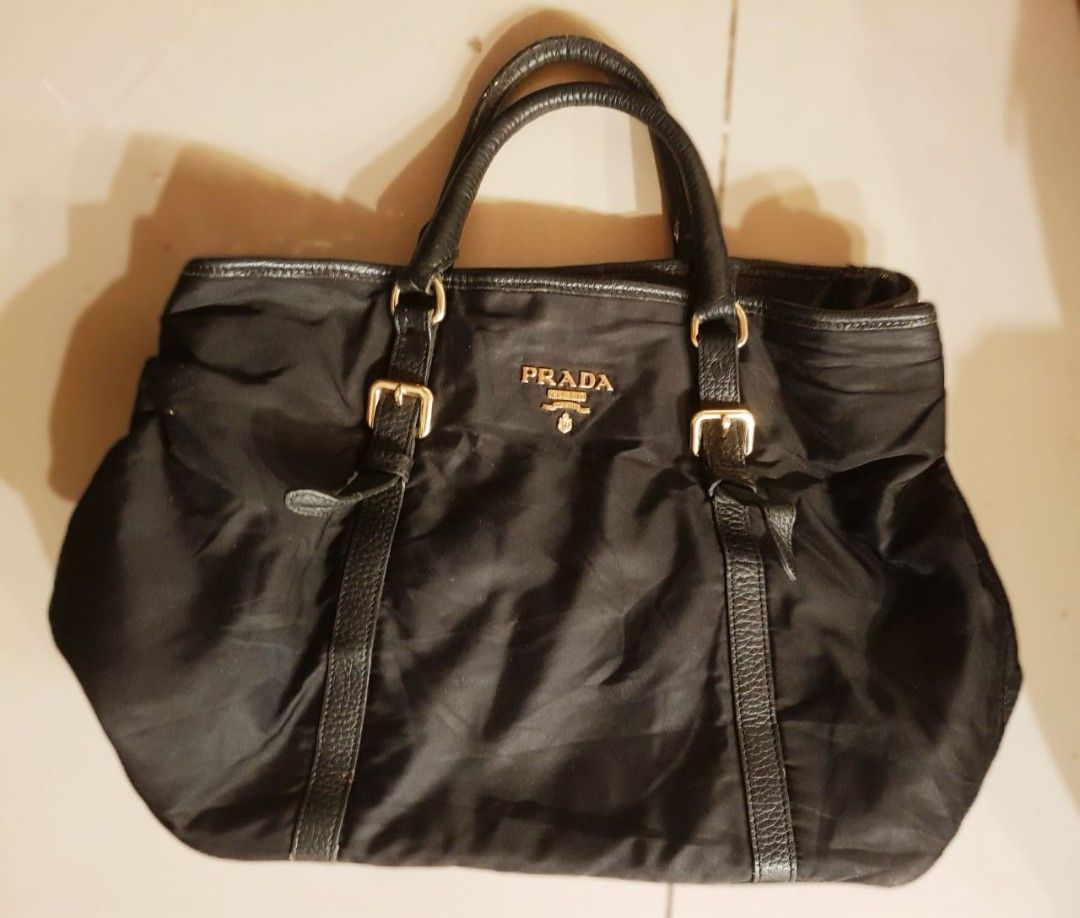 Preloved Prada Black Nylon &Leather Vitello tote M (Category: Luxury Bags & Wallets) located in Alicia. Submitted by celynahambotruecelyna39 (Listing ID 1462870532, Image 1). Description: .