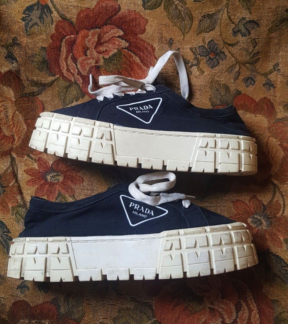 Preloved PRADA shoes 37 (Category: Sneakers) located in Alicia. Submitted by celynahambotruecelyna39 (Listing ID 1462870939, Image 1). Description: .