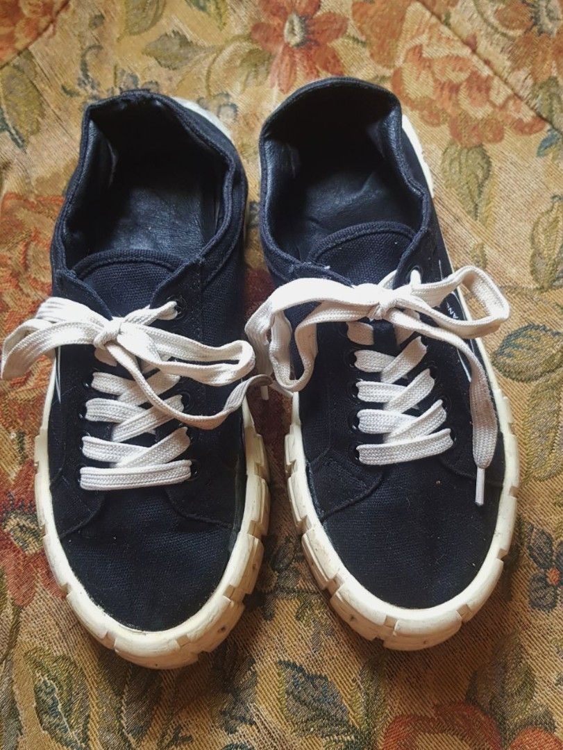 Preloved PRADA shoes 37 (Category: Sneakers) located in Alicia. Submitted by celynahambotruecelyna39 (Listing ID 1462870939, Image 2). Description: .