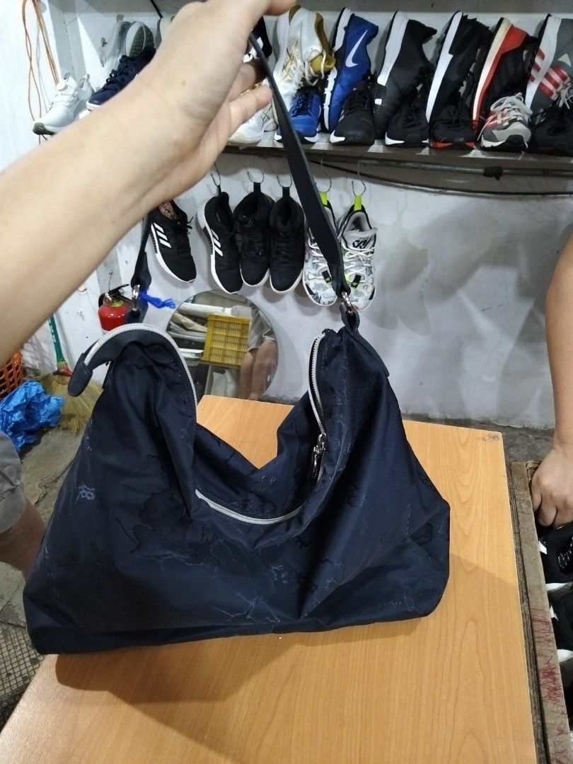 Prima Classie (Category: Shoulder Bags) located in El Salvador. Submitted by francheskaukayukay (Listing ID 1462760828, Image 3). Description: .