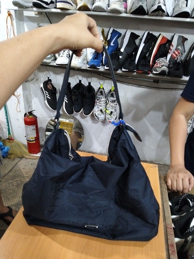 Prima Classie (Category: Shoulder Bags) located in El Salvador. Submitted by francheskaukayukay (Listing ID 1462760828, Image 1). Description: .