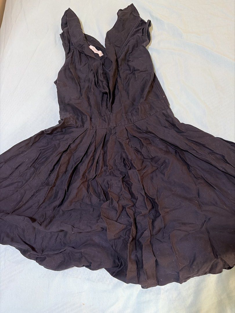 Promod Black Dress (Category: Dresses) located in Quezon City. Submitted by cynlchan (Listing ID 1462692303, Image 1). Description: - Brand: Promod - Color: Black - Neckline: V-neck with ruffled detail - Skirt: Flared with pleats - Sleeves: Sleeveless - Versatile: Great for casual or dressed-up looks - Easy to wear and style.