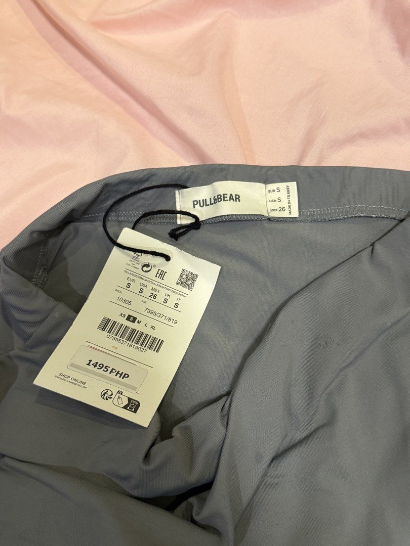 Pull & Bear Grey Midi Skirt with Slit (Category: Skirts) located in Valenzuela. Submitted by declutterbychi (Listing ID 1462746561, Image 3). Description: - Midi skirt - Features: Side slit, elasticated waistband - never been used loc: valenzuela city rfs: need space sa closet.