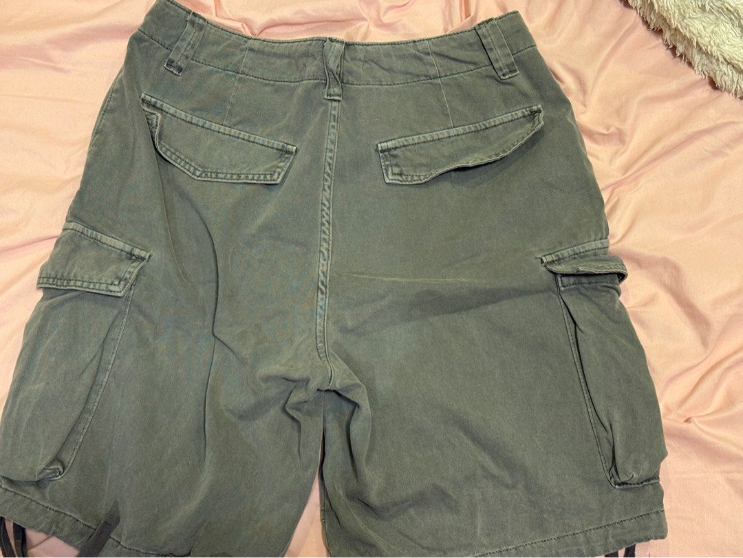 Pull&Bear Grey Cargo Shorts (Category: Shorts) located in Valenzuela. Submitted by declutterbychi (Listing ID 1462746239, Image 2). Description: - cargo shorts - never been used loc: valenzuela city rfs: need space sa closet.