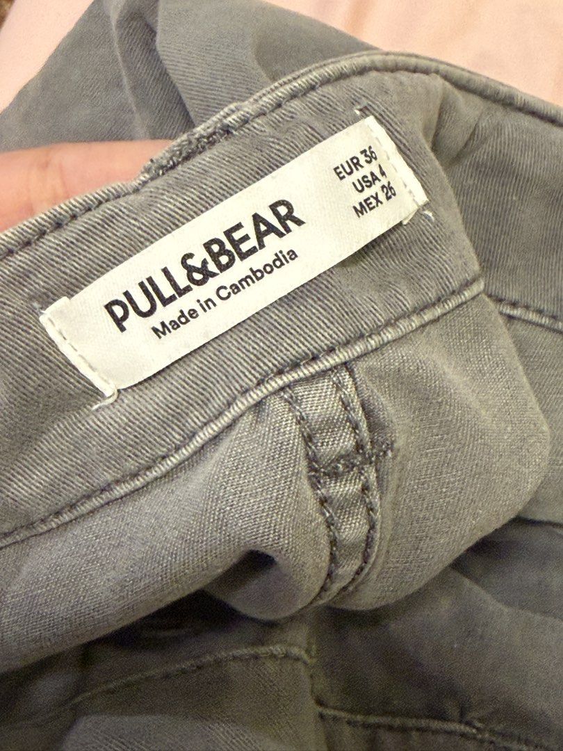 Pull&Bear Grey Cargo Shorts (Category: Shorts) located in Valenzuela. Submitted by declutterbychi (Listing ID 1462746239, Image 3). Description: - cargo shorts - never been used loc: valenzuela city rfs: need space sa closet.