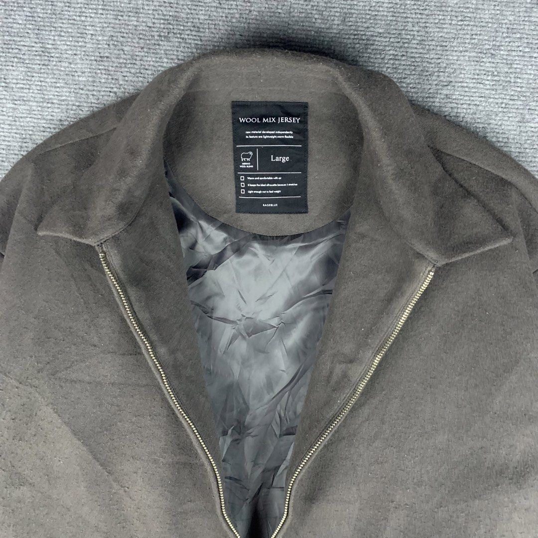 Rageblue Wool Mix Jersey Zip up Collared Jacket (Category: Coats, Jackets and Outerwear) located in Baguio. Submitted by vintage_lurker (Listing ID 1462856023, Image 3). Description: Size on tag: Large Width: 25” Length: 27” Issue/s: none Mine: 1000 + Shipping fee 📍Payment first policy. no COD or COP 📍All items Washed and Sanitized 🧼 Shoot your offer. I’m all ears‼️ OTHER DETAILS: - Rageblue Grey Wool Mix Jersey Jacket - Lightweight and warm m