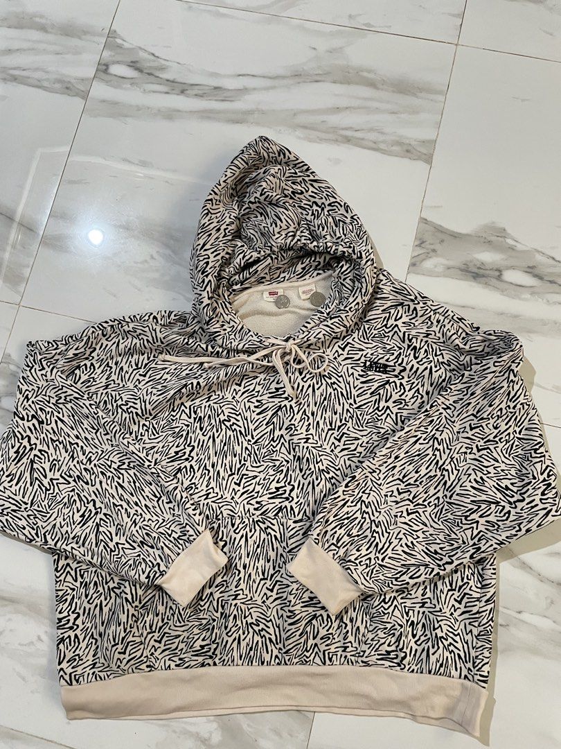Rare Levi’s AOP SCRIBBLE/ ZENRA PULLOVER HOODIE (Category: Coats, Jackets and Outerwear) located in Makati City. Submitted by karl.lucyy1405 (Listing ID 1462816367, Image 3). Description: .