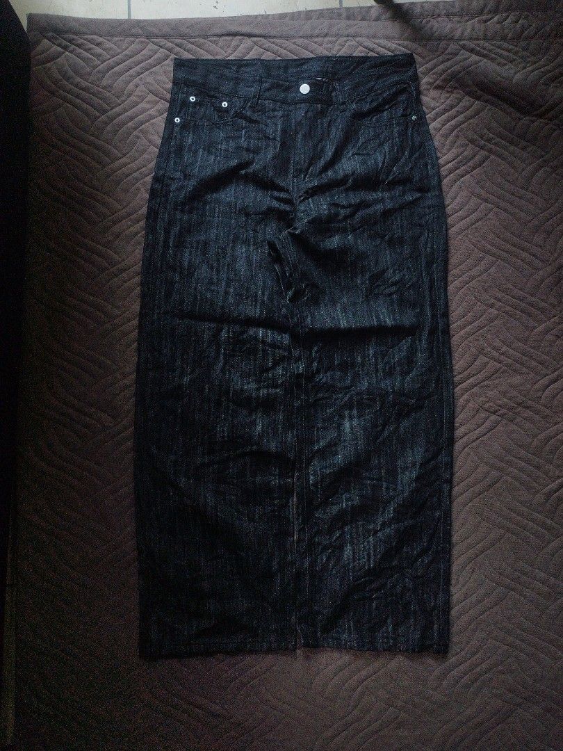 Raw Baggy Pants (Category: Jeans) located in Davao. Submitted by giyuu06 (Listing ID 1462753638, Image 1). Description: Raw Baggy Pants | X-Large | Excellent Condition dimes: waist 34-35 thigh 12.5 length 41 hem 10.5.