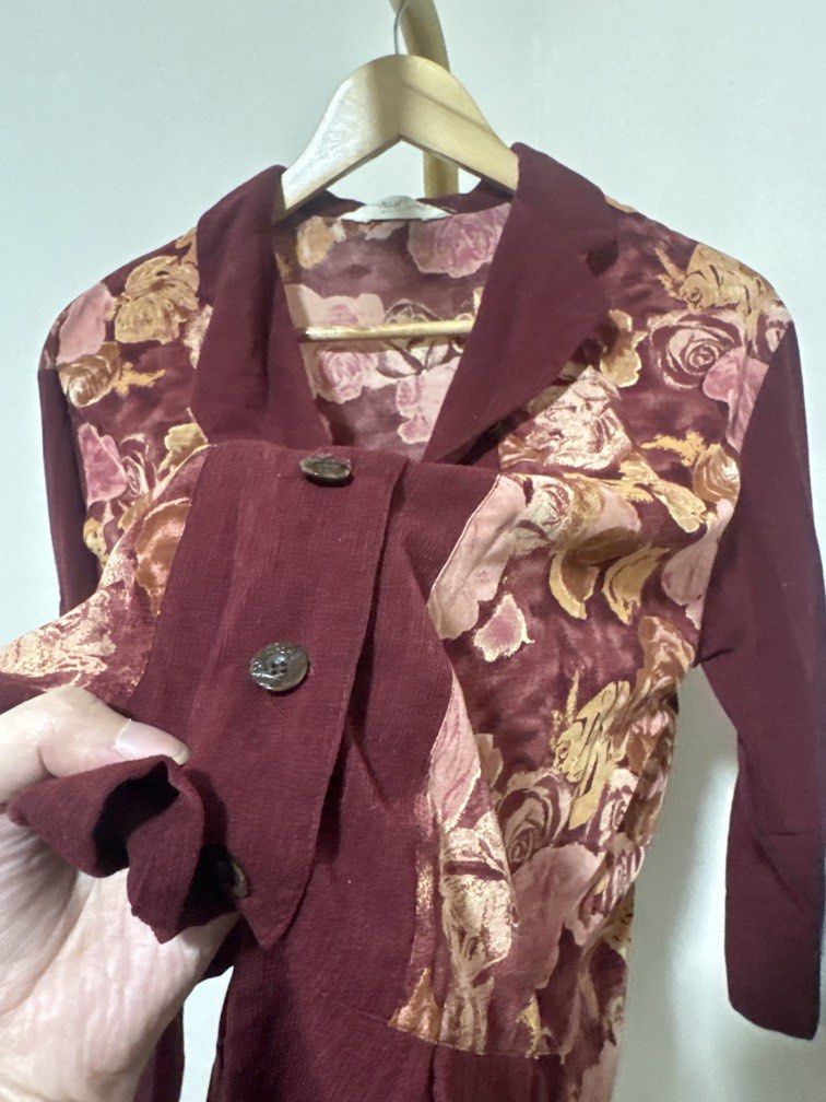 Red Floral Longsleeves (Category: Coats, Jackets and Outerwear) located in Mexico. Submitted by studioleraph (Listing ID 1462791769, Image 2). Description: 🛍️ Perfect for your personal wardrobe 🫶 👗 The actual item being sold is the original garment shown in the product photos. Small differences in fit, drape, color, texture, or details may occur. 💌 Condition: • Preloved; Please wash the items before wearing. • Please manage expectations as th