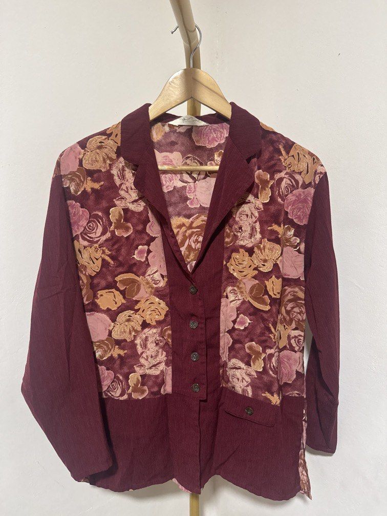 Red Floral Longsleeves (Category: Coats, Jackets and Outerwear) located in Mexico. Submitted by studioleraph (Listing ID 1462791769, Image 1). Description: 🛍️ Perfect for your personal wardrobe 🫶 👗 The actual item being sold is the original garment shown in the product photos. Small differences in fit, drape, color, texture, or details may occur. 💌 Condition: • Preloved; Please wash the items before wearing. • Please manage expectations as th
