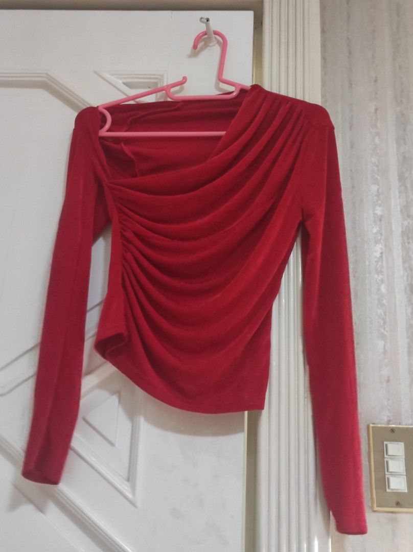 Red longsleeves crop top (Category: Others Tops) located in Bocaue. Submitted by jessdcluters (Listing ID 1462809496, Image 2). Description: .
