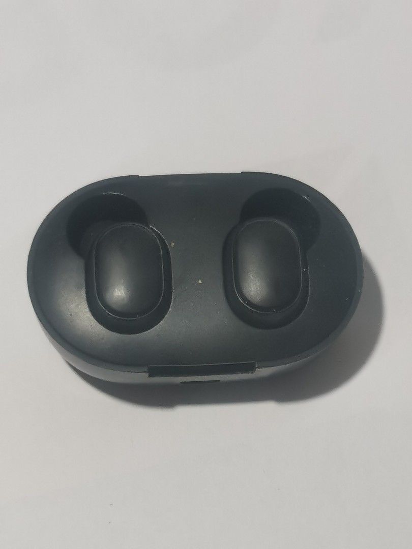 Redmi Buds (Category: Earphones) located in Mandaluyong City. Submitted by preloved112156 (Listing ID 1462697099, Image 1). Description: - Black oval charging case - Fits two wireless earbuds - Sold as is - Nawala na Yung takip niya pero gumagana PA rin ang earbuds at nagchacharge PA rin.