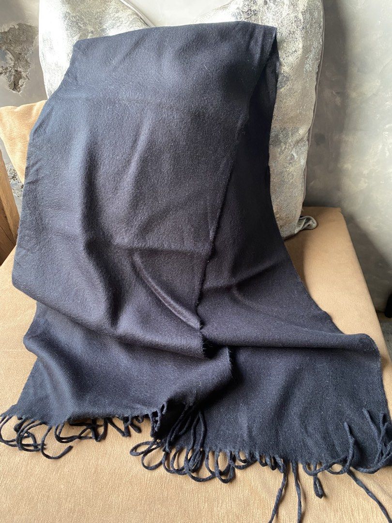 Renoma classic black scarf (Category: Scarves) located in Cebu City. Submitted by janb85 (Listing ID 1462785135, Image 3). Description: This is a black fringed winter Renoma scarf. A staple color and accessory for fall and winter trips..