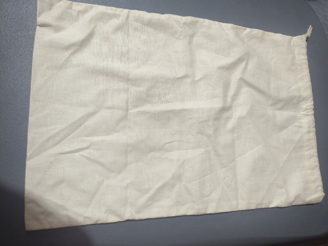 Renown Next Eye Cotton Drawstring Dust Bag (Category: Luxury Bags & Wallets) located in San Jose del Monte. Submitted by m_nshop (Listing ID 1462814043, Image 2). Description: - Cream colored drawstring dust bag - Made of 100% cotton - Pre-laundered for extra comfort - Generous size: Approx. 18" wide x 16" tall - Features a small logo print - Ideal for storing shoes, gym gear, or other small essentials payment first jnt or lalamove courier.