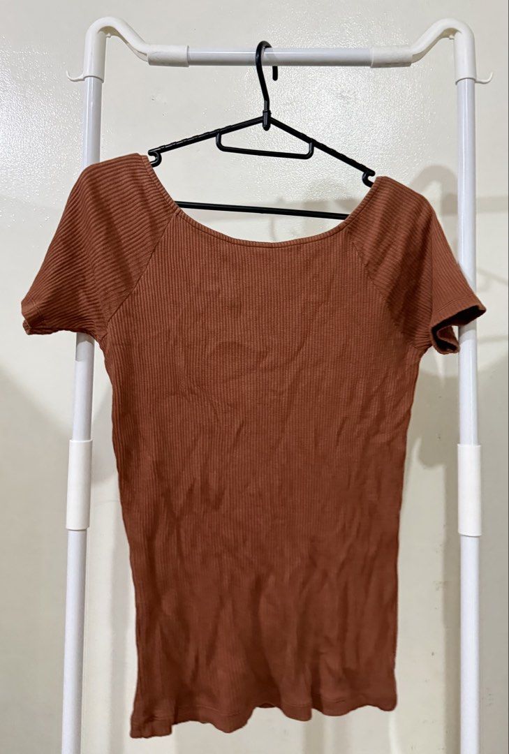 Ribbed Square Neck T-shirt (Category: Shirts) located in Manila. Submitted by lovedbyan (Listing ID 1462878157, Image 2). Description: -₱150 -Uniqlo -M - Brown ribbed t-shirt - Square neckline - Short sleeves - Stretchy material.