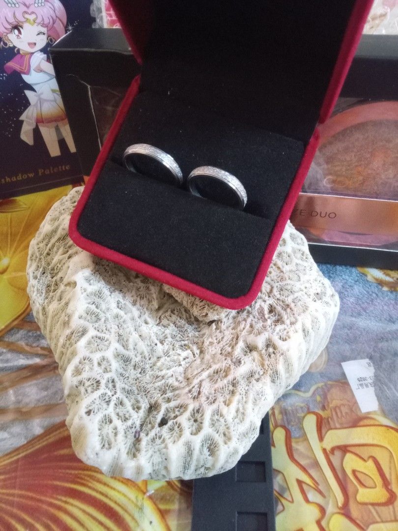 Ring (Category: Rings) located in Quezon City. Submitted by alvrey_22 (Listing ID 1462722961, Image 3). Description: - Ring - Size: 6 1/2 - Comes with a green presentation box.