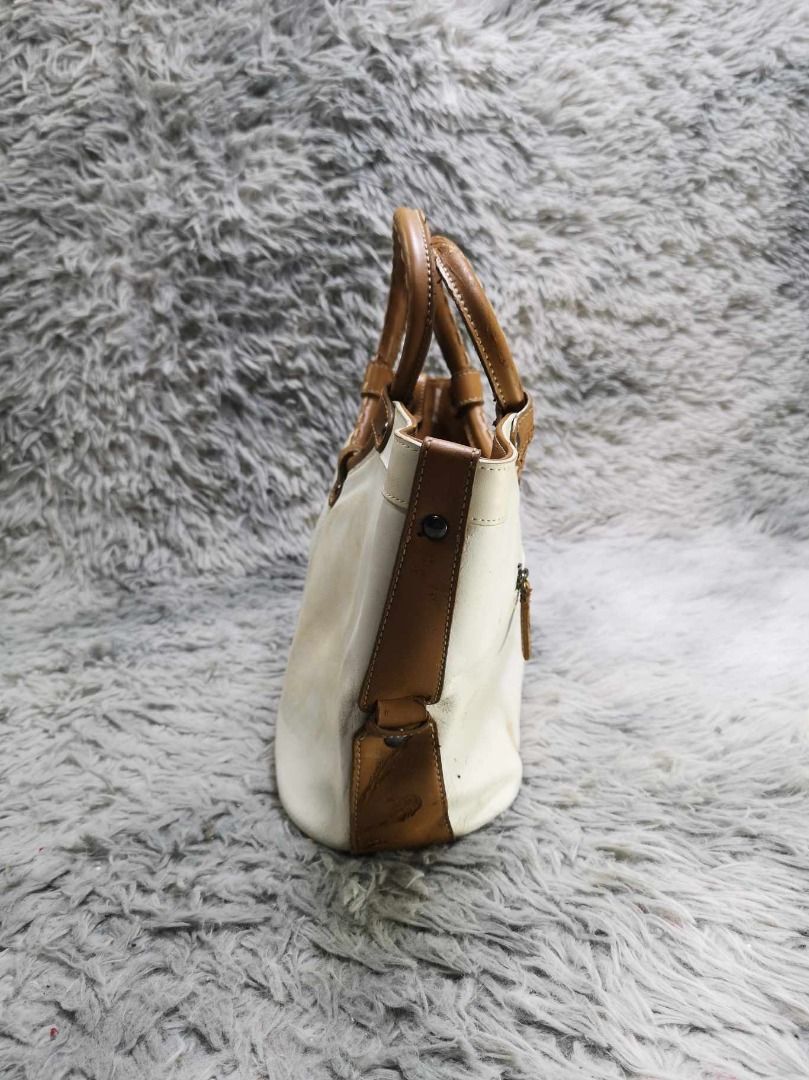 Round Brown Handle White Hand Bag (Category: Purses & Pouches) located in Santa Cruz. Submitted by jmy_surplus.2 (Listing ID 1462787545, Image 2). Description: Size ; L - 9 W - 14.6 Color ; White , brown Type ; Hand bag Brand ; No brand Material ; Leather Style ; White & Brown leather Hand bag LR 129 JMY 5 Batch #222.