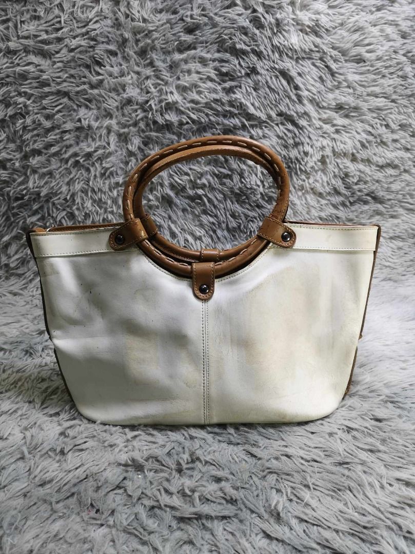 Round Brown Handle White Hand Bag (Category: Purses & Pouches) located in Santa Cruz. Submitted by jmy_surplus.2 (Listing ID 1462787545, Image 1). Description: Size ; L - 9 W - 14.6 Color ; White , brown Type ; Hand bag Brand ; No brand Material ; Leather Style ; White & Brown leather Hand bag LR 129 JMY 5 Batch #222.