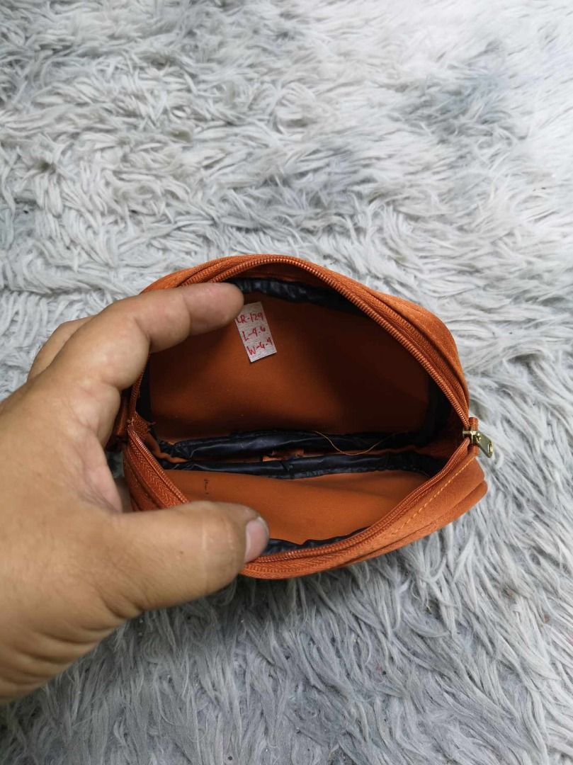 Rust Zipper Closure Cosmetic Pouch (Category: Purses & Pouches) located in Santa Cruz. Submitted by jmy_surplus.2 (Listing ID 1462687535, Image 2). Description: Size ; L - 4.6 W - 6.4 Color ; Rust Type ; Cosmetic Pouch Brand ; No brand Material ; Nylon Style ; Rust Cosmetic Pouch LR 129 JMY 5 Batch #222.