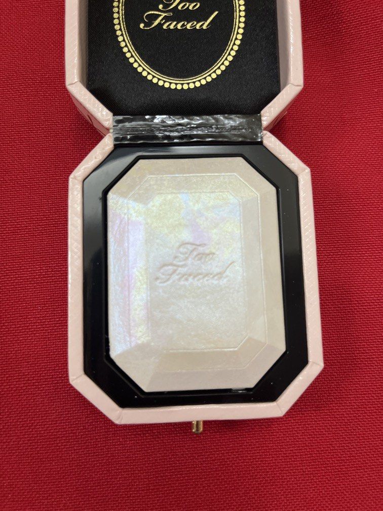 SALE TOO FACED DIAMOND LIGHT MULTI USE HIGHLIGHTER (Category: Makeup) located in Manila. Submitted by luxeclassyshop (Listing ID 1462707836, Image 3). Description: SALE TOO FACED DIAMOND LIGHT MULTI USE HIGHLIGHTER Size 12g Original Brand new .