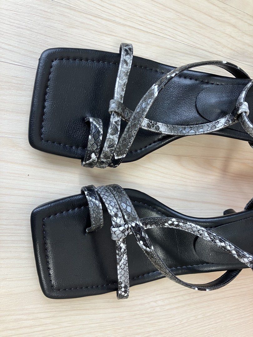 ~SALE~ USED INDIVI Strap Sandals (Category: Heels) located in Cebu City. Submitted by nihonfindsbyhimawari26 (Listing ID 1462868142, Image 3). Description: 🎉 ON SALE 🎉 💰 Slightly negotiable-no lowball offers- 🚚 READY TO SHIP Nationwide 🇵🇭 ——————————————————————————— • 🆄🆂🅴🅳 - 🚫 Actual Photos Posted - ✨ INDIVI Strap Sandals ✨ Brand: Indivi Style: Strap Sandals / Slingback Color: Black & White Size: US 7 / JP 23.5 cm Heel height: 6 cm Mat