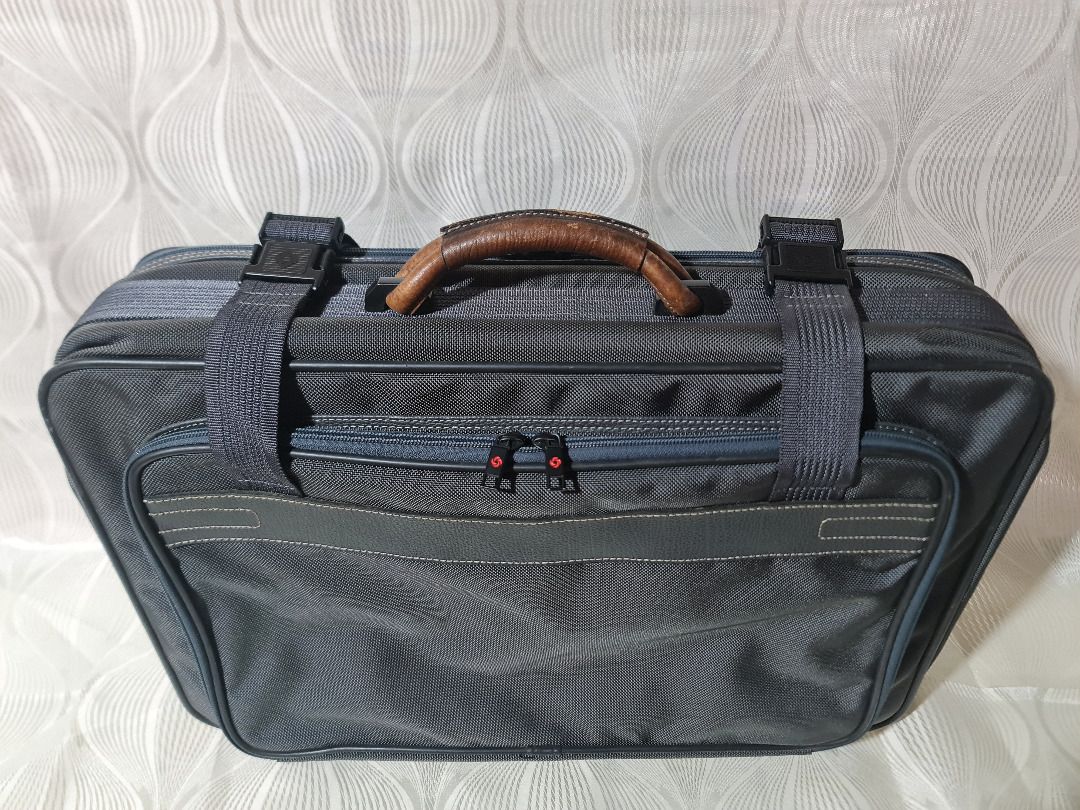 Samsonite Briefcase Laptop Bag (Category: Briefcases) located in Tarlac. Submitted by jeremiah.curator.2026 (Listing ID 1462712514, Image 2). Description: - Dark grey Samsonite briefcase - Padded compartment for laptop - Multiple pockets for organization - Genuine leather handle and trim - Smooth, reliable zippers - Clean interior - Ideal for work or travel.