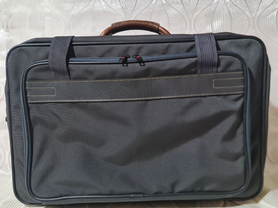 Samsonite Briefcase Laptop Bag (Category: Briefcases) located in Tarlac. Submitted by jeremiah.curator.2026 (Listing ID 1462712514, Image 1). Description: - Dark grey Samsonite briefcase - Padded compartment for laptop - Multiple pockets for organization - Genuine leather handle and trim - Smooth, reliable zippers - Clean interior - Ideal for work or travel.