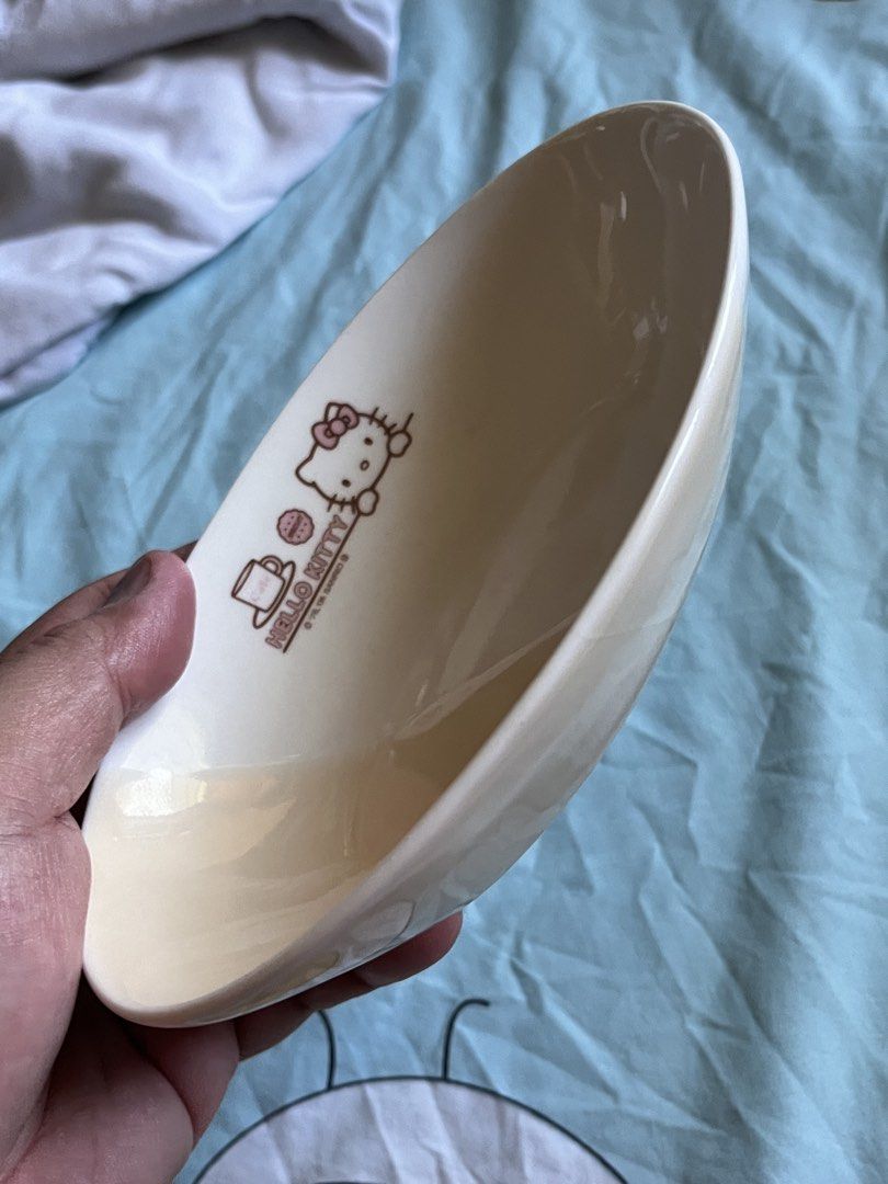 Sanrio 2006 hello kitty ceramic oval snack bowl (Category: Dinnerware & Cutlery) located in Paranaque City. Submitted by bonsaiart (Listing ID 1462734207, Image 3). Description: Stored Brand: Sanrio Good as new No box 850(fixed) +sf Payment via paymaya/ gcash No to meetup No to cop / cod Shipping via j&t only No breaking of set or bundle.