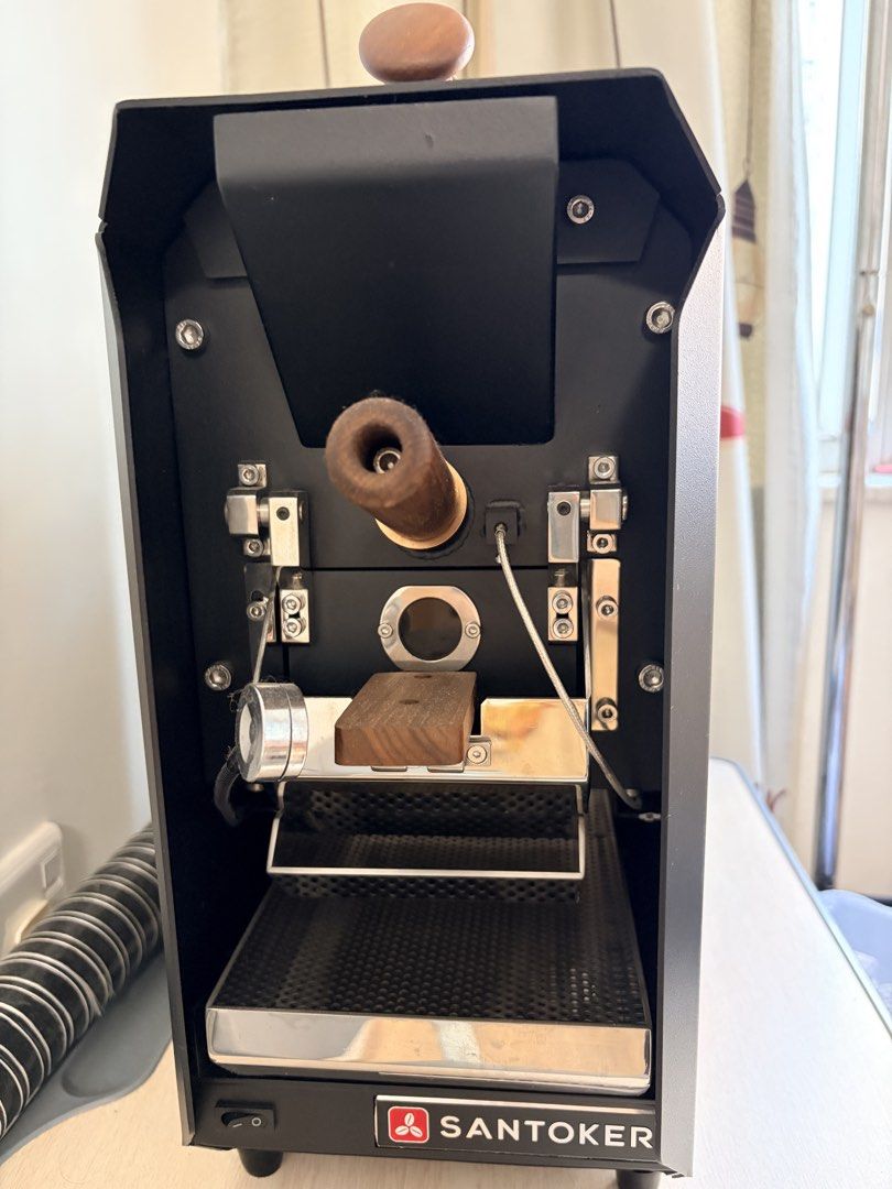 Santoker X2 Master Coffee Bean Roaster （分類：咖啡機及咖啡壺）位於 Hong Kong。 由 eileenzzzz 提交（商品編號 1462720435，圖片 2）。簡介： Almost new and only used for once. Santoker X2 Master coffee bean roaster. Smart design for precise roasting. Innovative airflow system. Compact size: 40cm x 44.5cm x 17.5cm. Great for home coffee enthusiasts. Easy to operate and clean.。