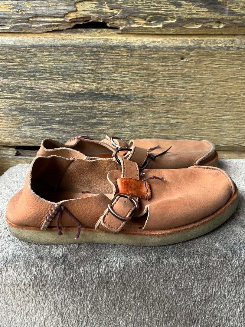 Satori San Bop Leather Sandals Size 37 (Category: Flats & Sandals) located in Baroy. Submitted by laudecarlfe24 (Listing ID 1462790696, Image 2). Description: - Bop tan leather sandals - Secure buckle closure - Unique stitching details - Size 37 - Soles show some wear - Ideal for everyday wear.