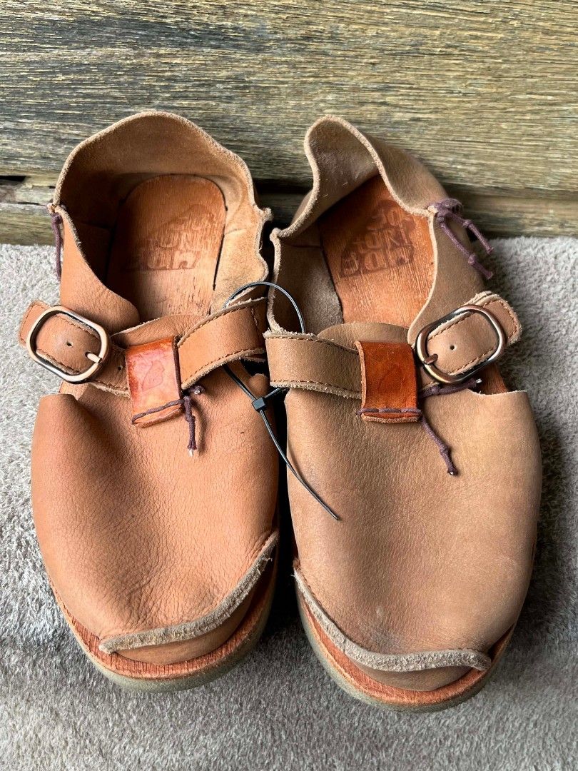 Satori San Bop Leather Sandals Size 37 (Category: Flats & Sandals) located in Baroy. Submitted by laudecarlfe24 (Listing ID 1462790696, Image 3). Description: - Bop tan leather sandals - Secure buckle closure - Unique stitching details - Size 37 - Soles show some wear - Ideal for everyday wear.
