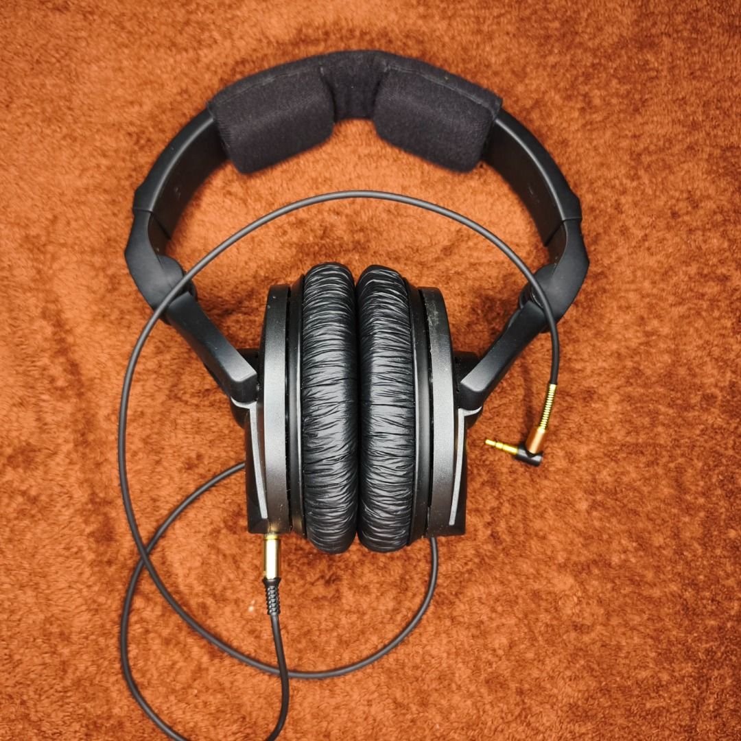 sennheiser hd 280 pro (Category: Headphones & Headsets) located in Cavite. Submitted by luckyriver.4b8be7 (Listing ID 1462818838, Image 2). Description: Selling a pair of Sennheiser HD 280 Pro studio monitor headphones. These have been custom-modified to feature a detachable 3.5mm input on the left earcup, eliminating the heavy, non-removable stock coiled cable that usually comes with this model. Key Features & Condition: • Brand New Ear Pads: Fr