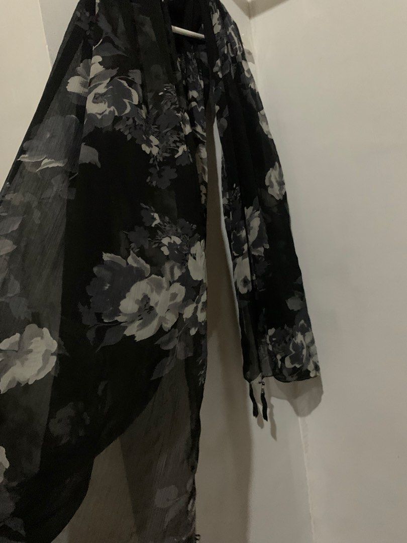 Shawl (Category: Sleeveless) located in Manila. Submitted by spaceshop12345 (Listing ID 1462702941, Image 3). Description: .