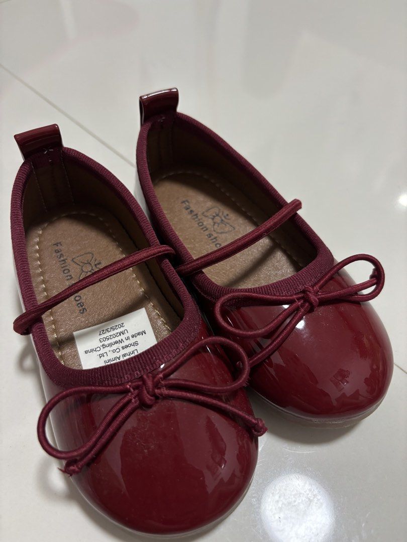 Shein Ballet Flats Red Doll shoes (Category: Babies & Kids Fashion) located in Munoz. Submitted by matilda. (Listing ID 1462819344, Image 1). Description: - Adorable burgundy patent ballet flats for kids. - Features a secure elastic strap across the top. - Charming bow detail on the front. - Versatile for parties or everyday wear. 15CM.