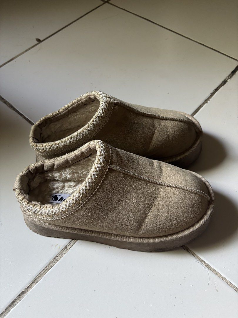 Shein Snow Boots Fluffy Slippers (Category: Slippers and slides) located in Cavite. Submitted by lsszkyl (Listing ID 1462714117, Image 3). Description: tbh idk the name but its like uggs slippers. No hidden issues or whatsoever, sinuot ko sya when I went to baguio last year dec .