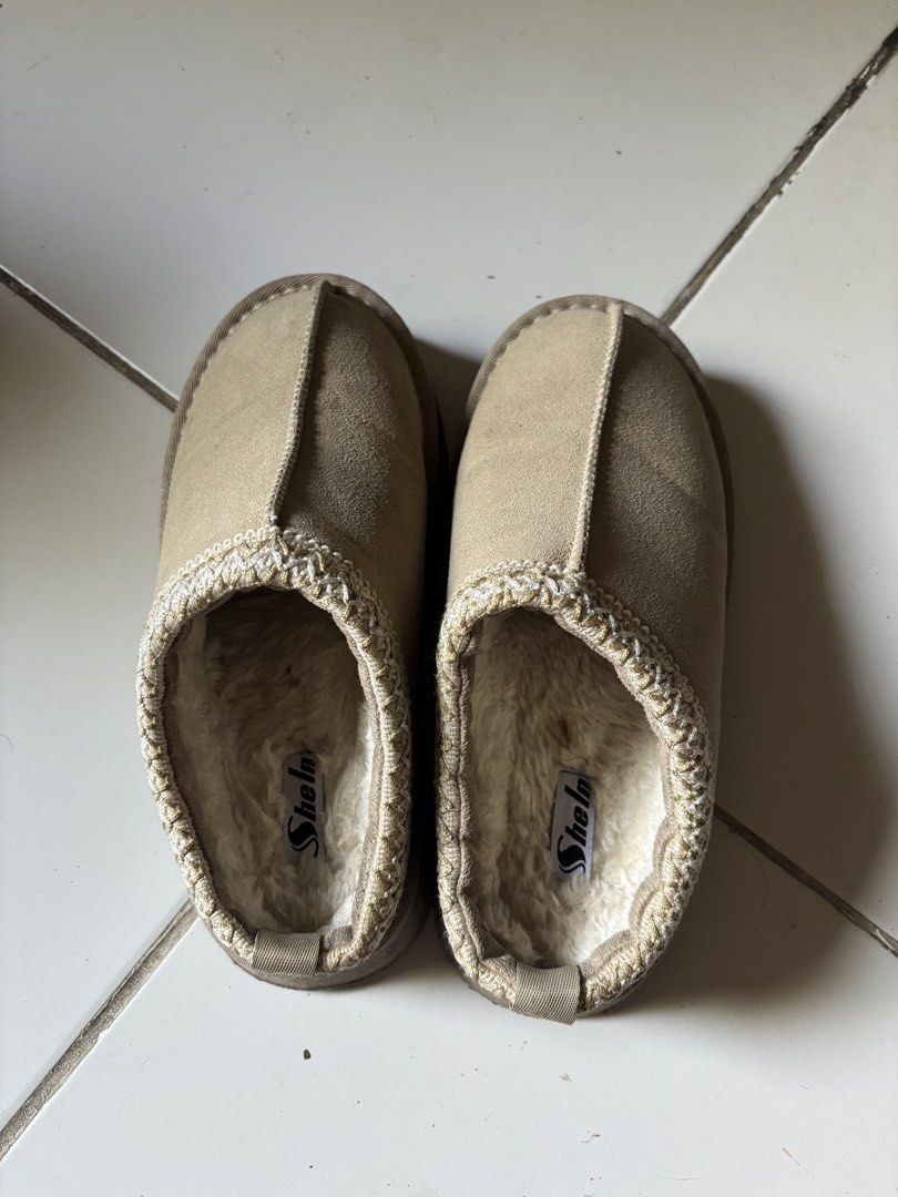 Shein Snow Boots Fluffy Slippers (Category: Slippers and slides) located in Cavite. Submitted by lsszkyl (Listing ID 1462714117, Image 2). Description: tbh idk the name but its like uggs slippers. No hidden issues or whatsoever, sinuot ko sya when I went to baguio last year dec .