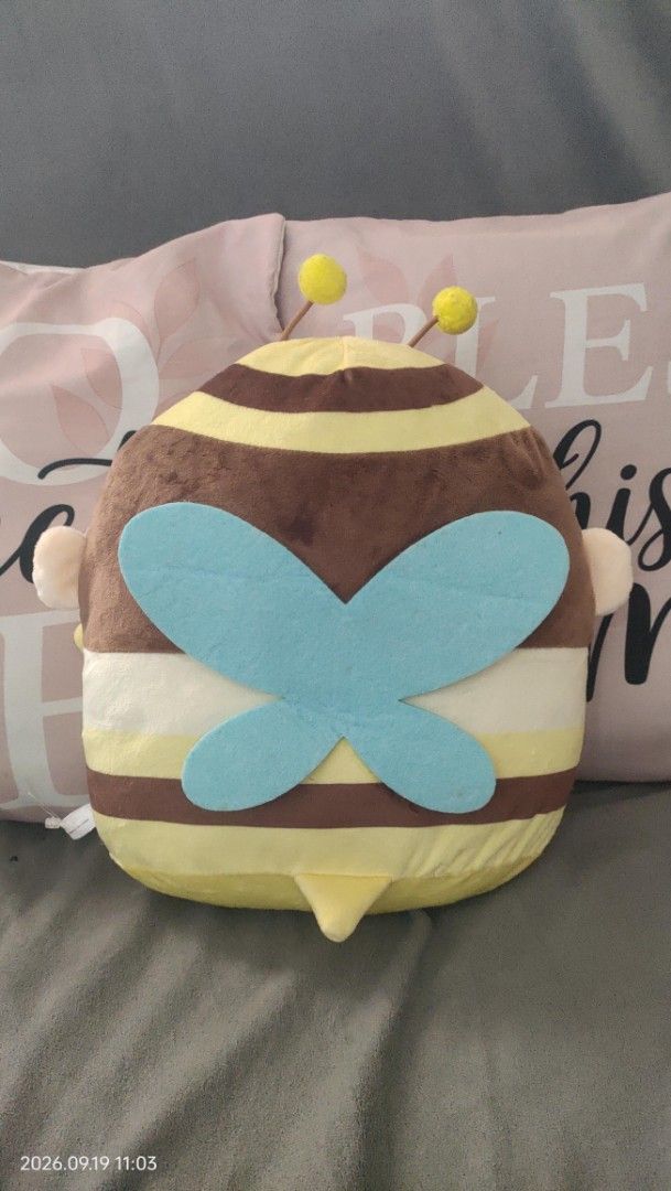 Shinchan Bee Plush Pillow Cushion (Category: Plushies & Soft Toys) located in Las Pinas. Submitted by maple0305 (Listing ID 1462718951, Image 2). Description: - Adorable Shinchan plushie dressed as a cute bee. - Super soft and squishy, perfect for cuddling. - Doubles as a charming decorative pillow. - Ideal gift for Shinchan enthusiasts and bee lovers. - Comes with the original tag attached..