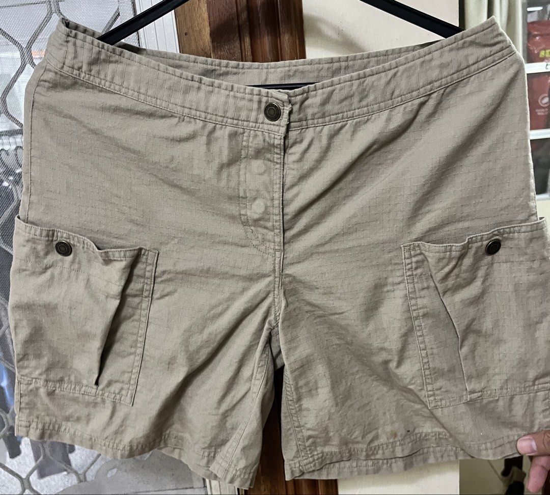 Short (Category: Shorts) located in Bacoor. Submitted by ayit. (Listing ID 1462783682, Image 1). Description: - Khaki cargo shorts - Size S (US 25 / UK 8) - Classic cargo design with multiple pockets - Comfortable and versatile for everyday wear.