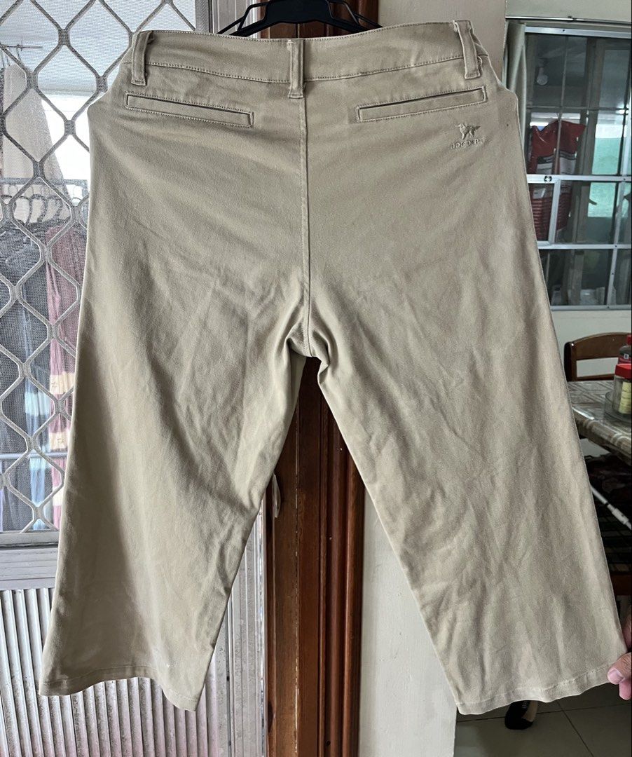Shorts /tokong (Category: Other Bottoms) located in Bacoor. Submitted by ayit. (Listing ID 1462745904, Image 2). Description: Med fit - Tokong shorts - Size: Medium (EU 38 / UK 10 / US 26) - Color: Khaki - Condition: Good - Brand: Other Brands - Perfect for casual wear.