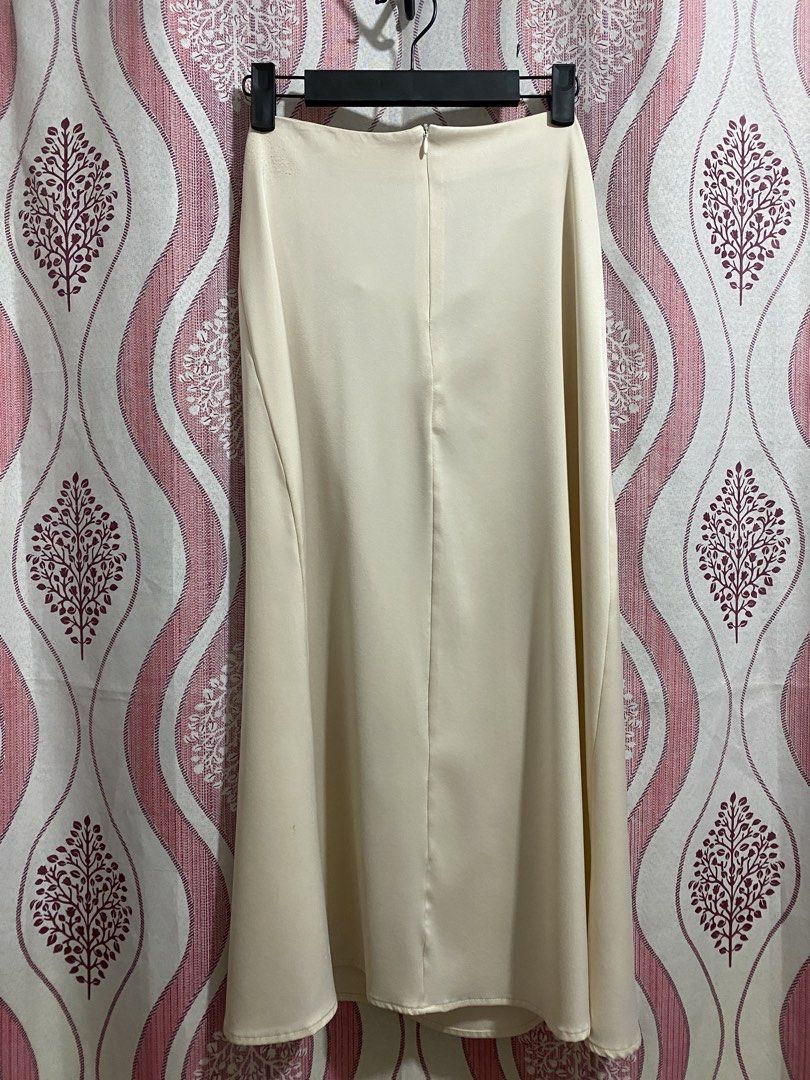 Silk Cream Skirt 🤍 (Category: Skirts) located in Tanza. Submitted by vhies_closet24 (Listing ID 1462729800, Image 3). Description: Only used a few times. Please see the photos for the actual condition of the skort. Not recommended for buyers who are particular about minor signs of use..