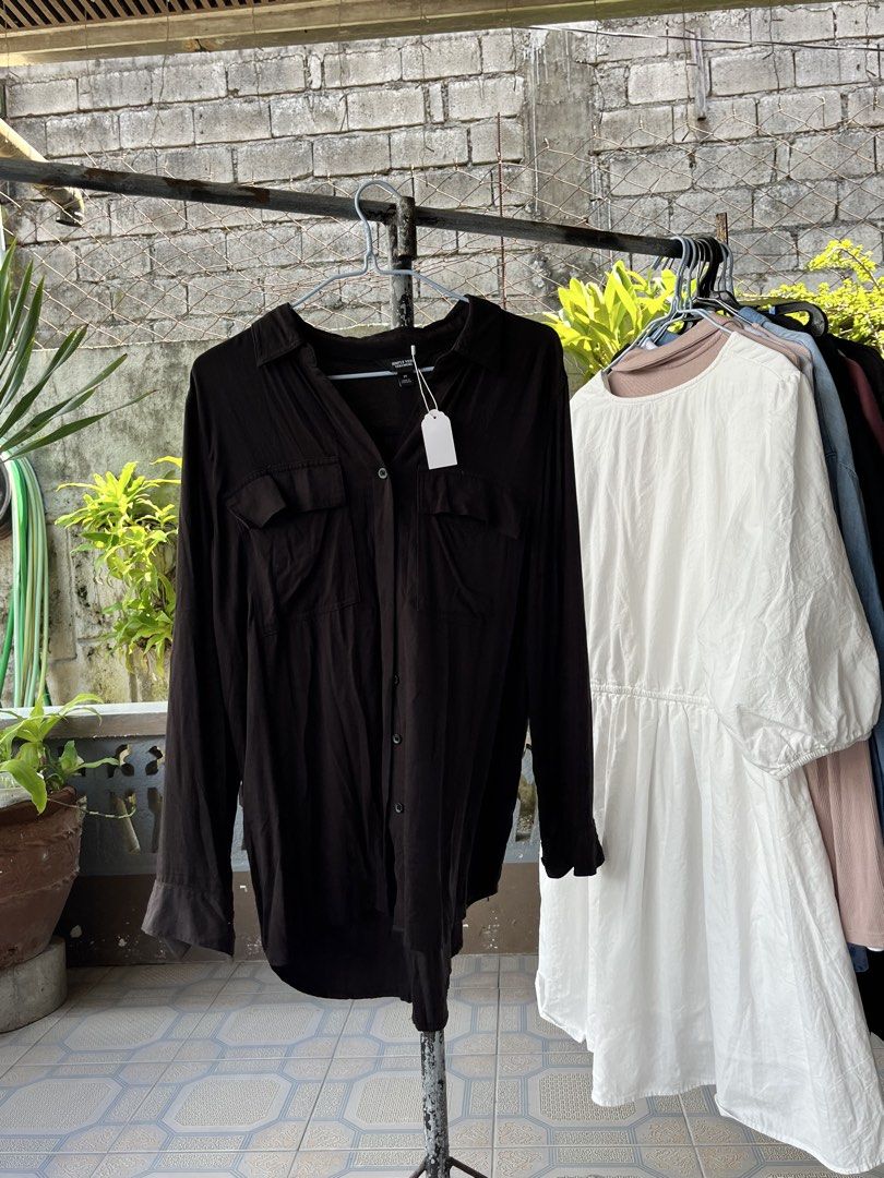 Simply Vera Wang Black Button-Up Shirt (Category: Shirts) located in Dinalupihan. Submitted by penaflorcj (Listing ID 1462843846, Image 1). Description: - Black - Button-up shirt - Long sleeves with button cuffs - Two chest pockets with button closures rfs:decluttering *sale price + discount when you buy more than 2 items.
