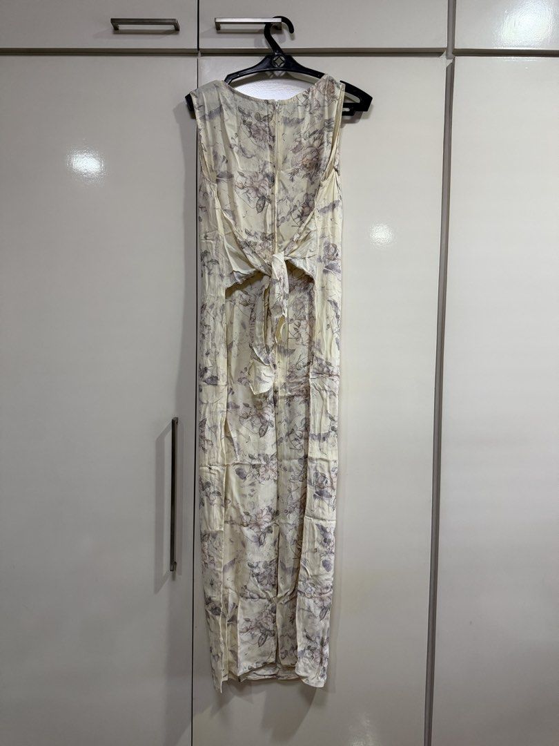 Sleeveless long dress (Category: Dresses) located in Caloocan City. Submitted by redkooky (Listing ID 1462727782, Image 2). Description: LENGTH 126 cm Chest 88 Slit and zipper at the back.