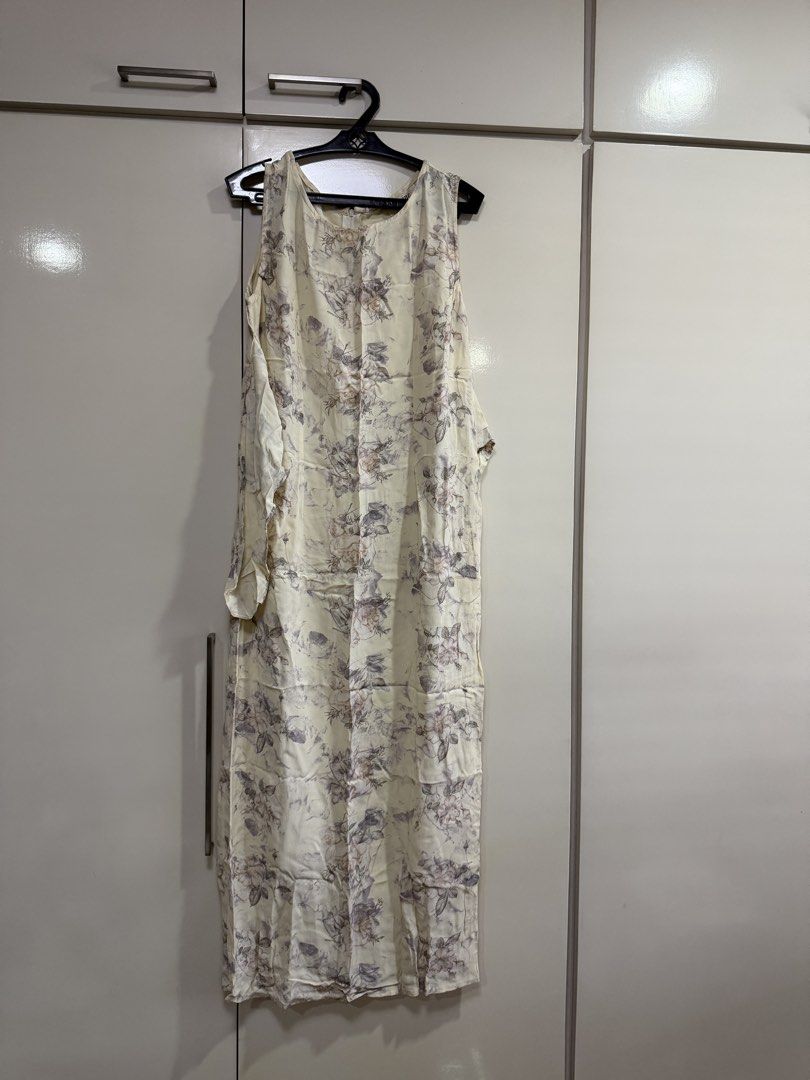 Sleeveless long dress (Category: Dresses) located in Caloocan City. Submitted by redkooky (Listing ID 1462727782, Image 1). Description: LENGTH 126 cm Chest 88 Slit and zipper at the back.