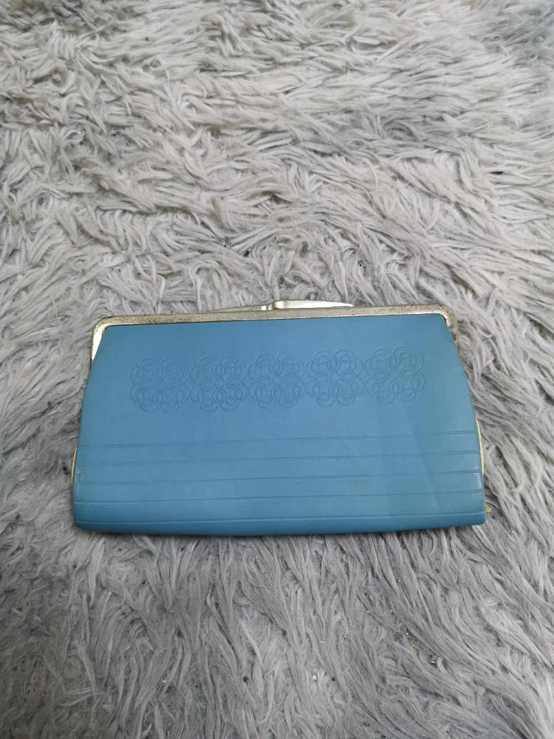 Slim Case With Fold Over Flap Card Holder (Category: Wallets & Card holders) located in Santa Cruz. Submitted by jmy_surplus.2 (Listing ID 1462685313, Image 1). Description: Size ; L - 5.3 W - 8 Color ; Black Type ; Card Holder Brand ; No brand Material ; Nylon Style ; Black Card Holder LR 129 JMY 5 Batch #222.