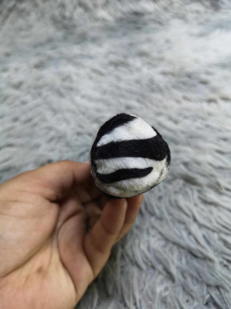 Small Zebra Print Mini Pouch With Snap Button (Category: Purses & Pouches) located in Santa Cruz. Submitted by jmy_surplus.2 (Listing ID 1462820914, Image 2). Description: Size ; L - 3 W - 2.4 Color ; White , Black Type ; Pouch Brand ; No brand Material ; Synthetic Style ; Zebra design Mini Pouch LR 129 JMY 3 Batch #223.